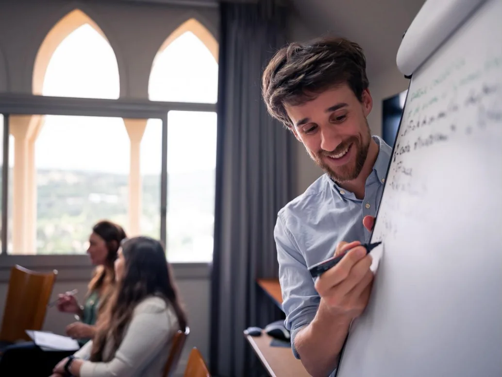 Martin Werlen écrit sur un paperboard pendant un atelier